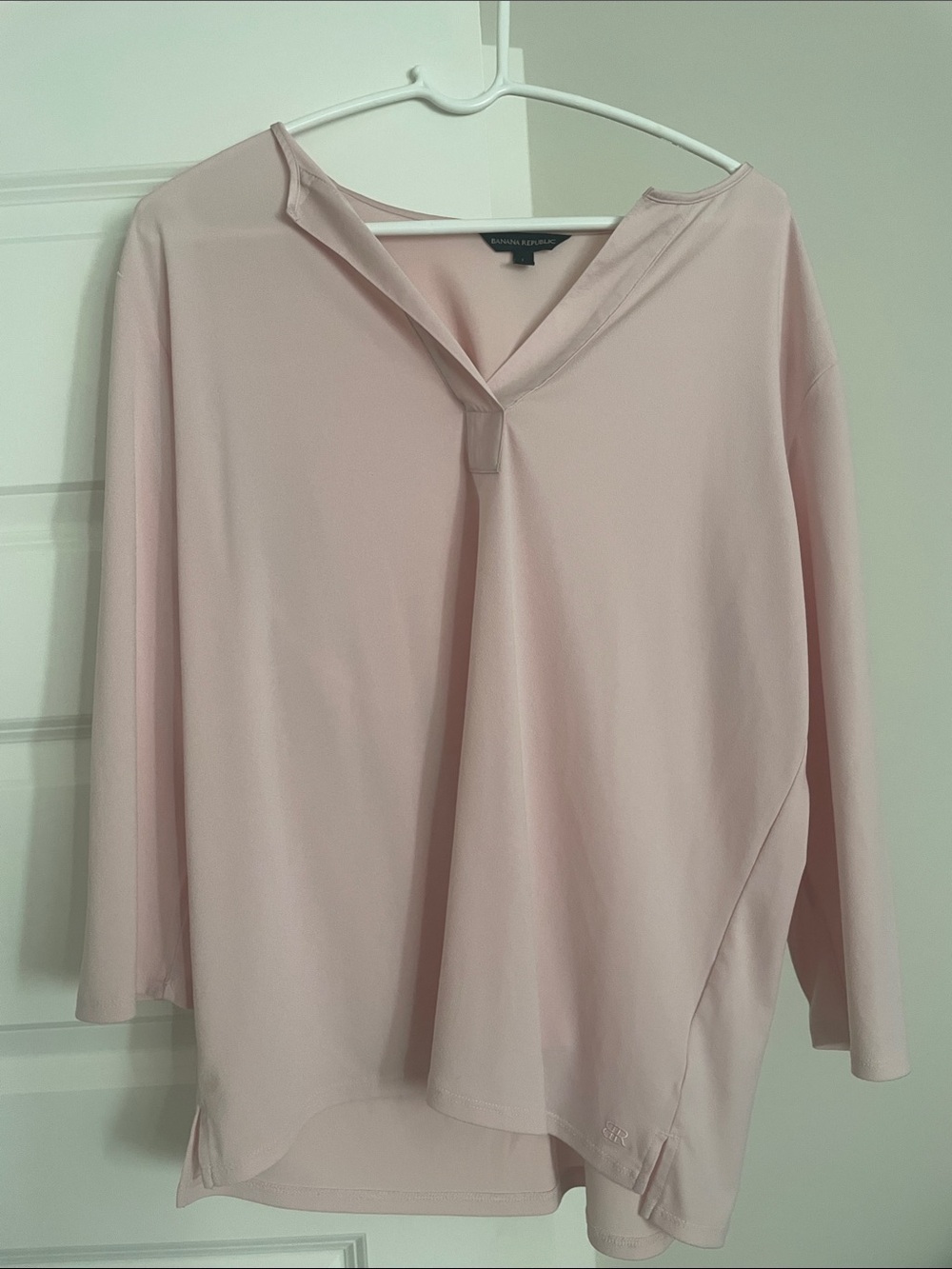 🩷 Banana Republic Pale Pink V-Neck Long Sleeve Blouse